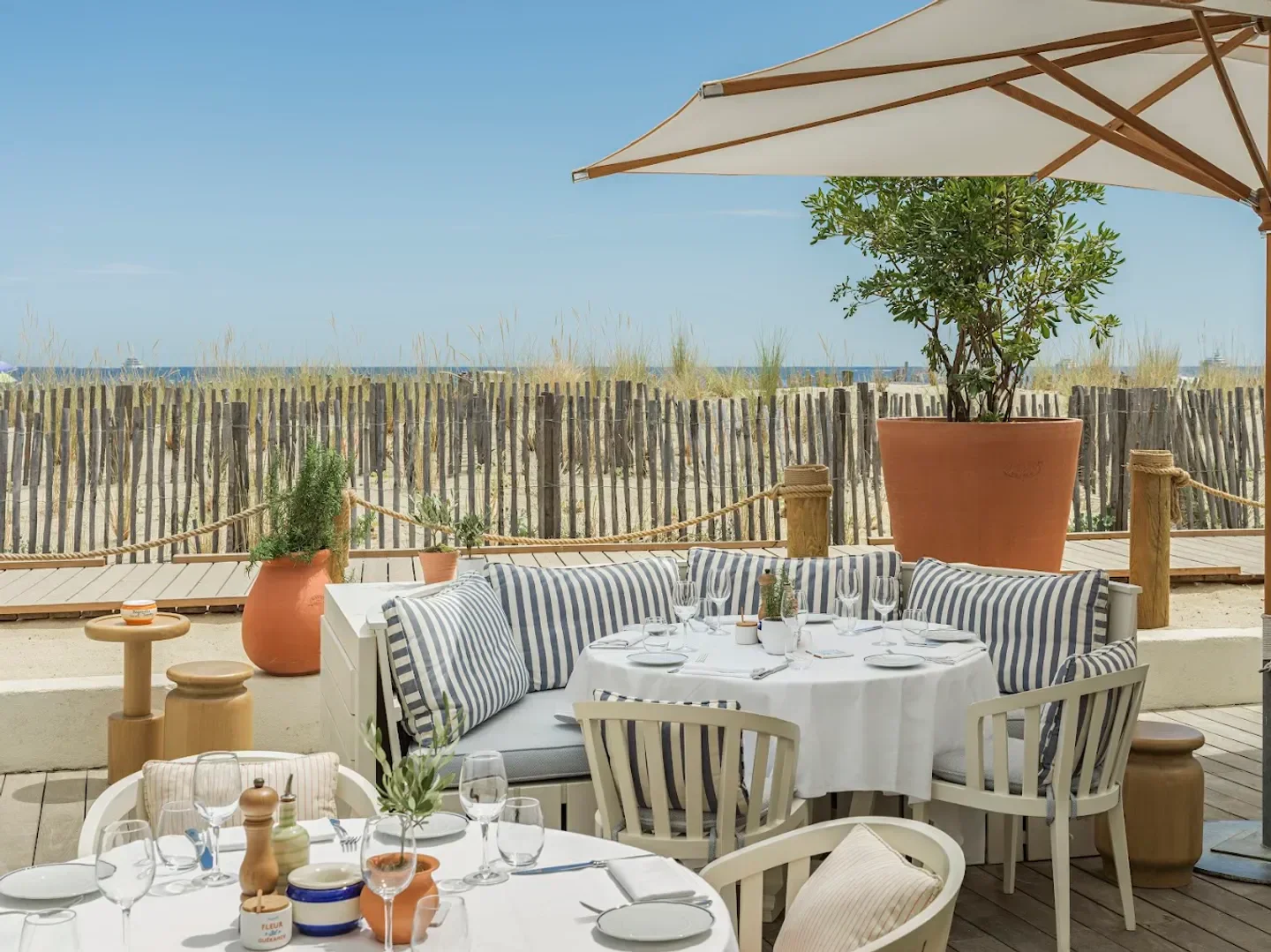 Bagatelle Beach in Saint-Tropez: seaside dining with elegant tables and beach views.