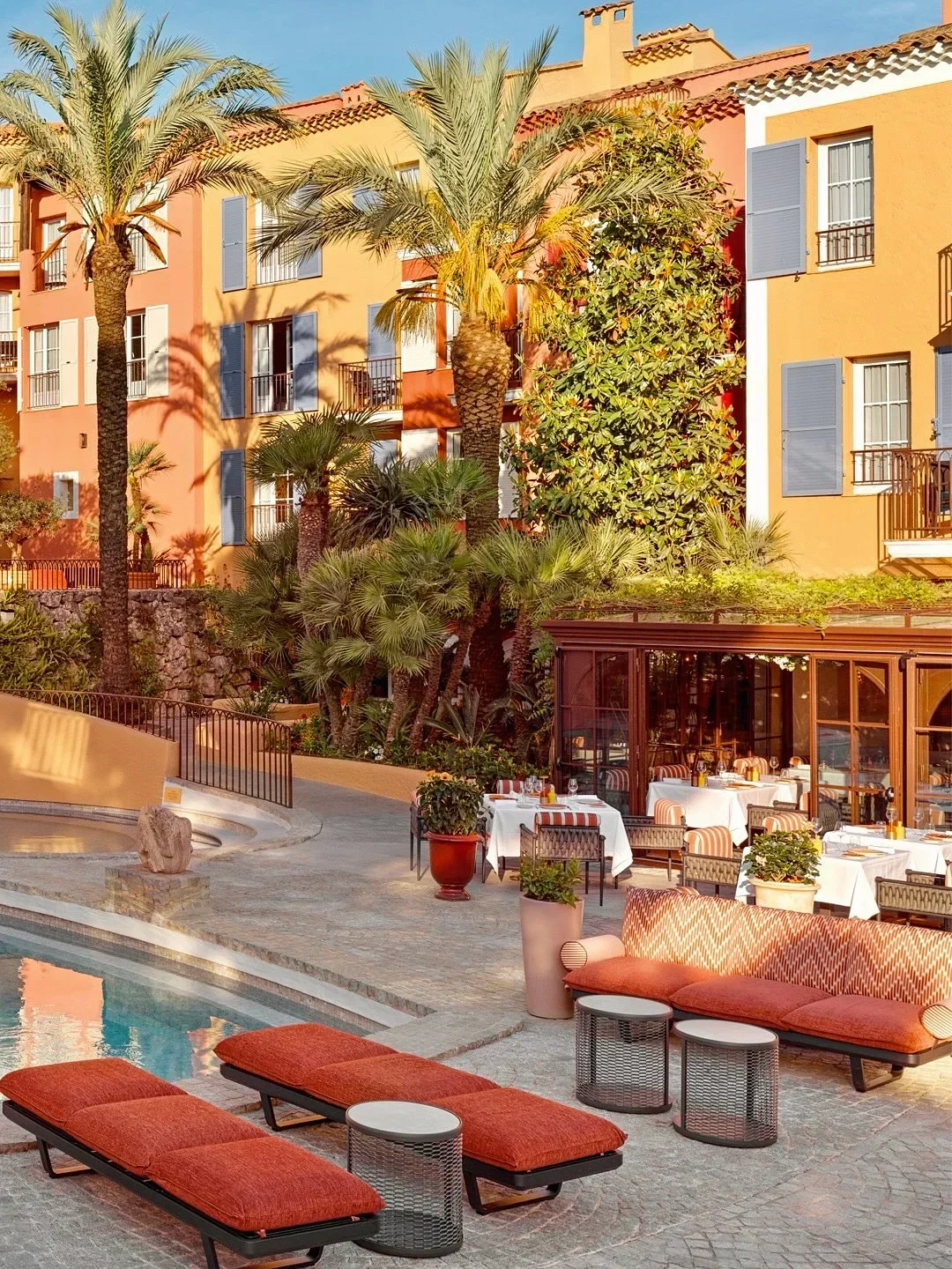 Outdoor seating and pool at Cucina Byblos restaurant in Saint-Tropez, France