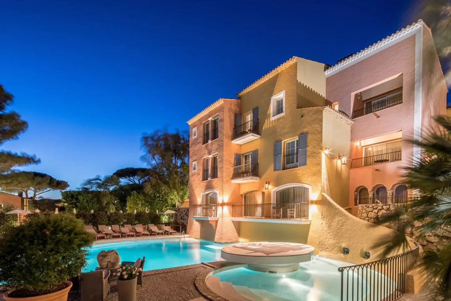 Hotel Byblos Saint-Tropez, a luxury hotel in Saint-Tropez with a beautiful pool at night.
