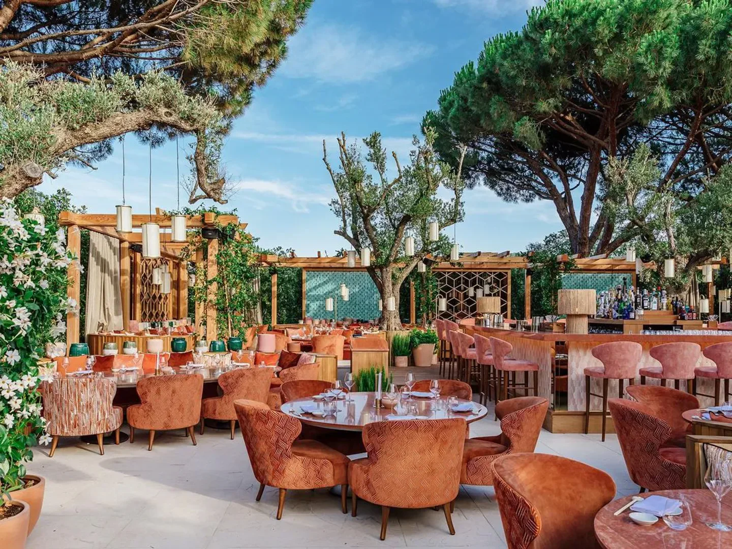 Outdoor dining at Kinugawa Ramatuelle in Saint-Tropez, showcasing stylish decor and ambiance.