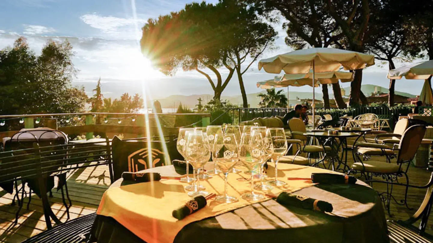 Outdoor dining at LE TIGRR in Saint-Tropez with sunset views and perfectly set tables