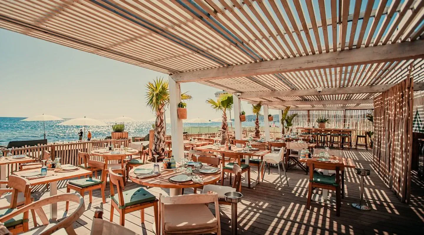 Outdoor dining at Tiki Club in Saint-Tropez, beachfront restaurant with stunning ocean views.