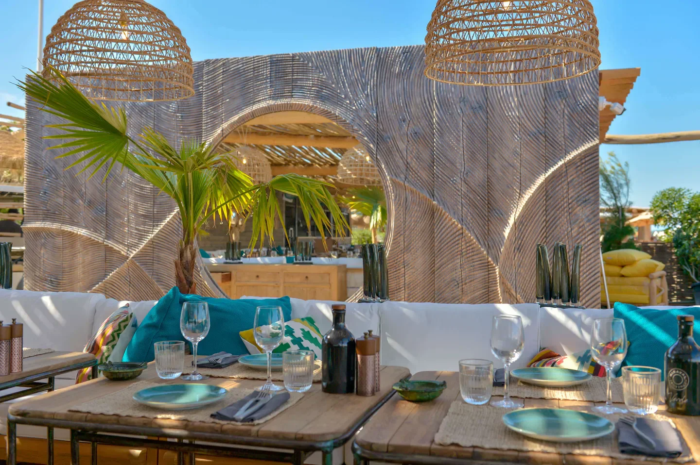 Stylish dining at Verde Beach in Saint-Tropez, with coastal decor and inviting atmosphere.